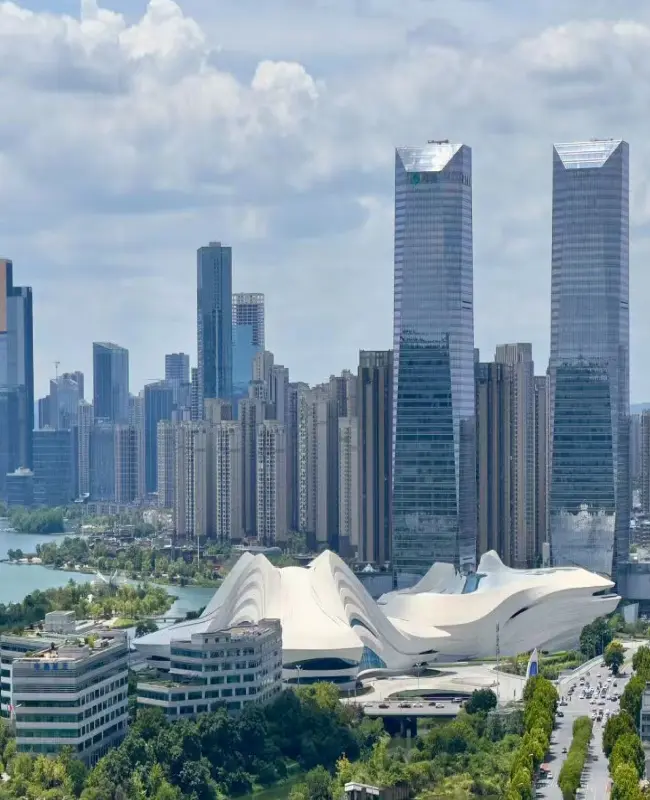 梅溪湖城市天际线与湖畔建筑