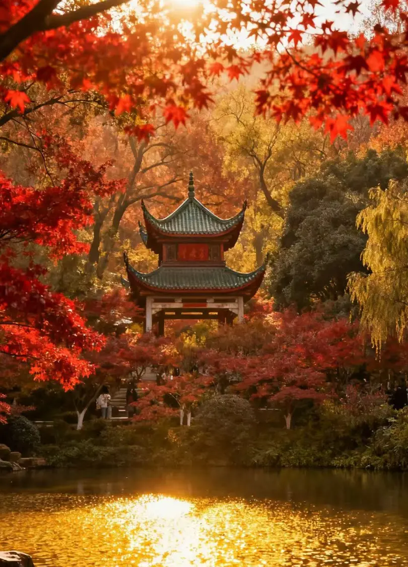 秋日枫叶与湖边亭阁