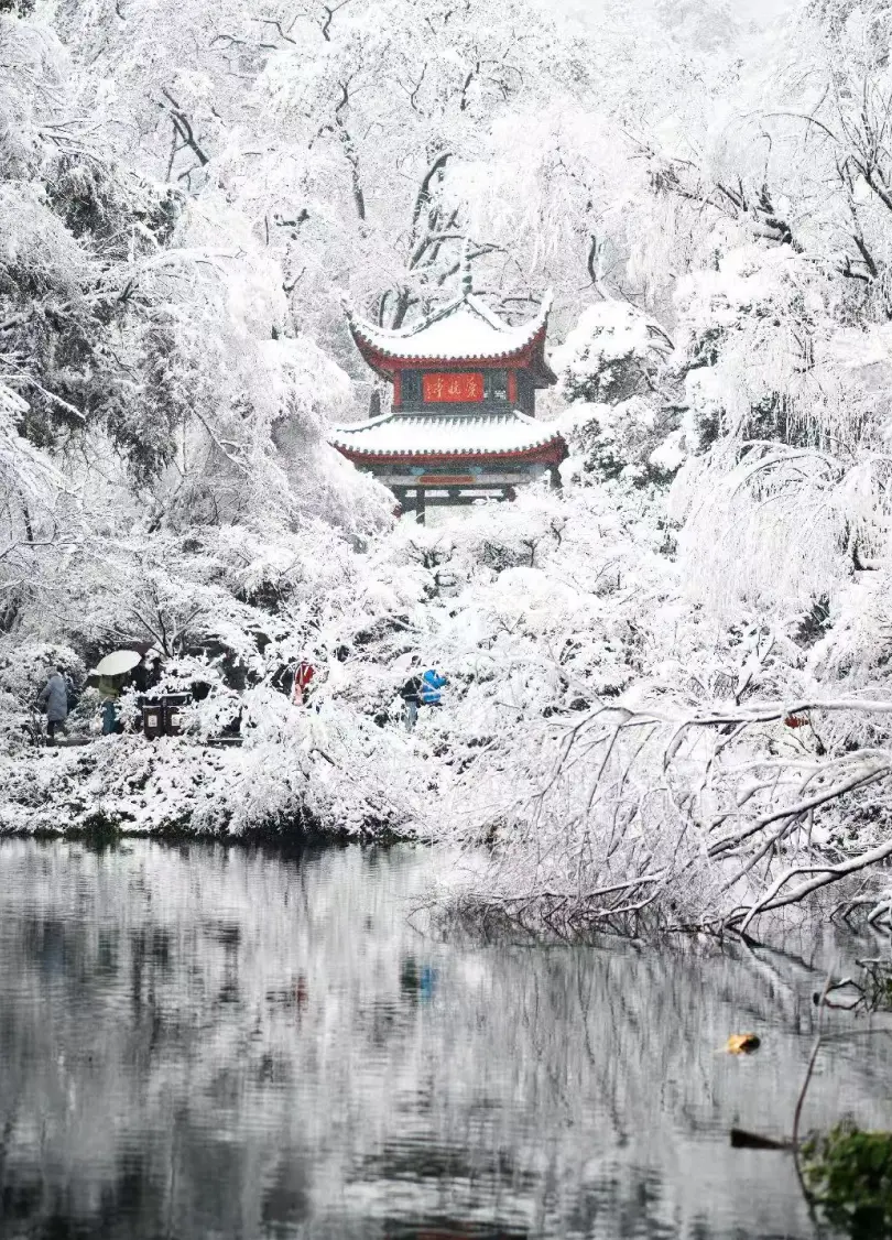 冬日雪景中的亭子与湖面