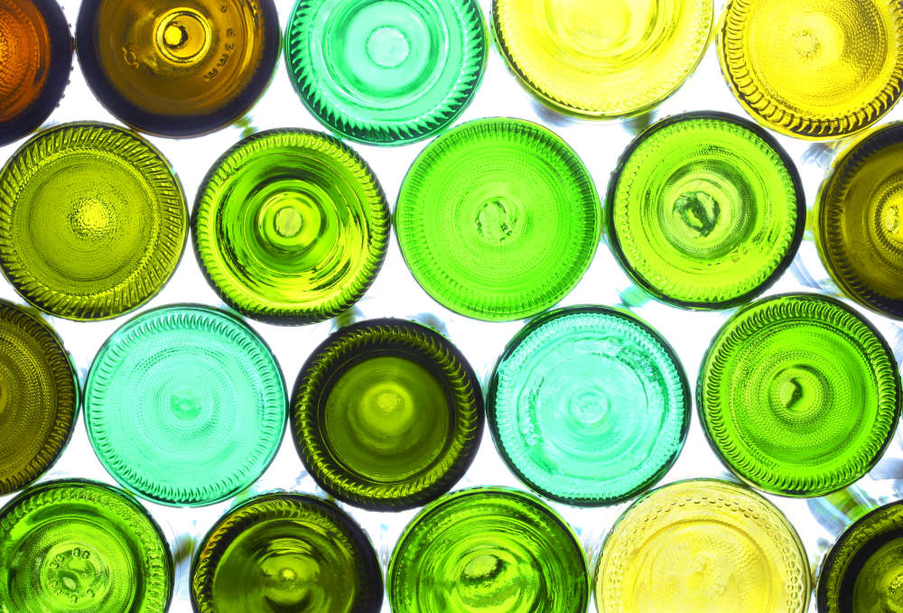 Industrial recycling of glass bottles