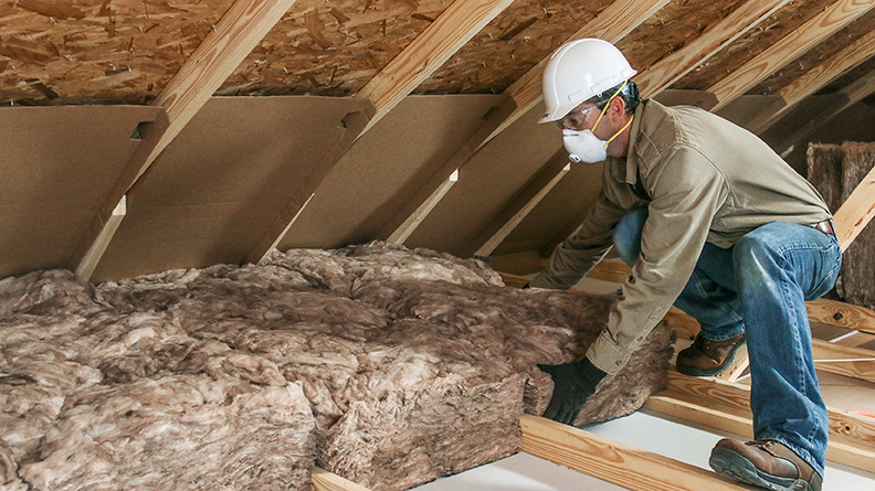 Installation d’EcoBatt de Knauf dans un comble