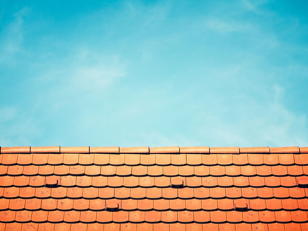 Sol que brilla sobre un techo de azulejos de cerámica