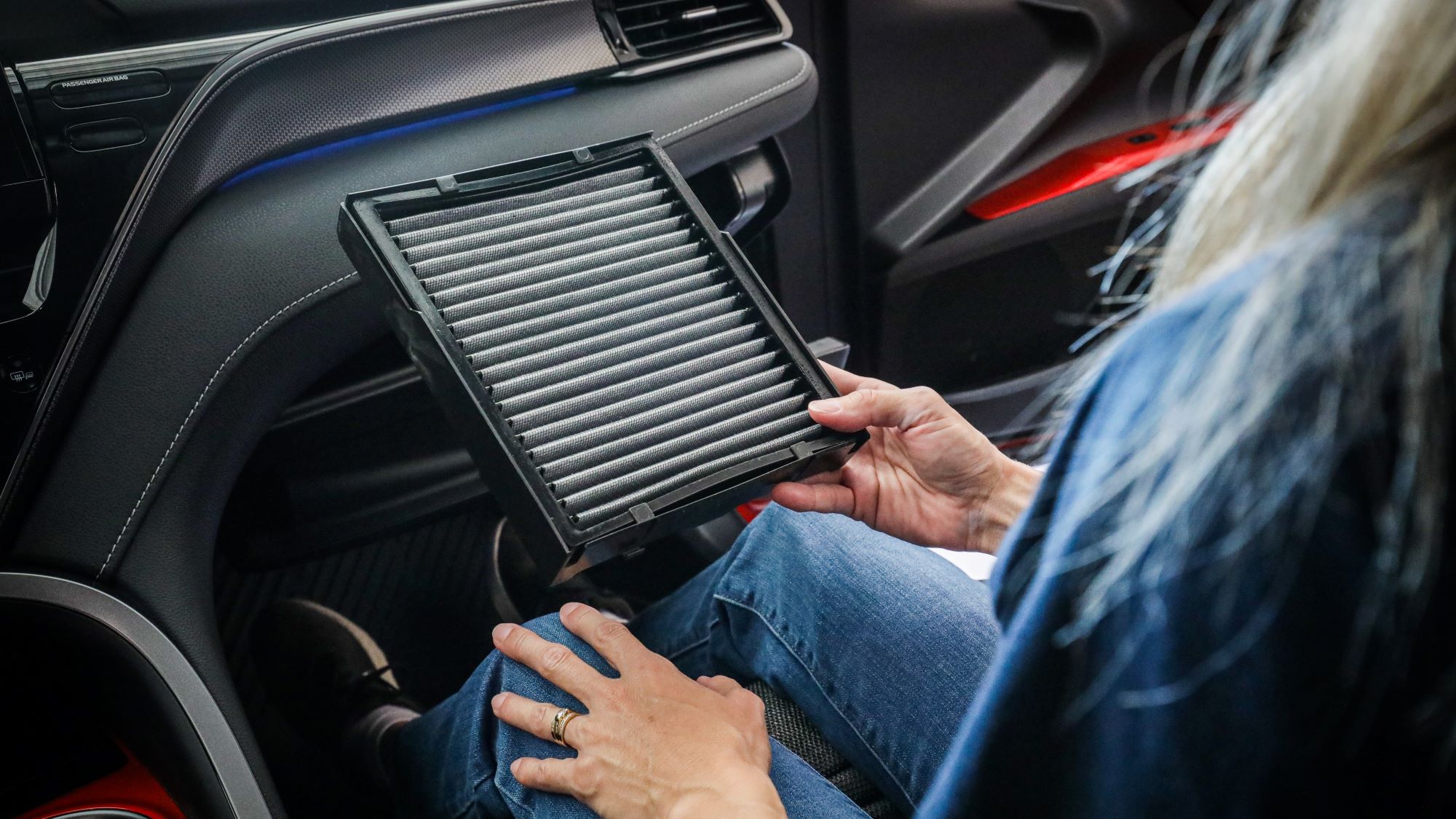 Installing cabin filter