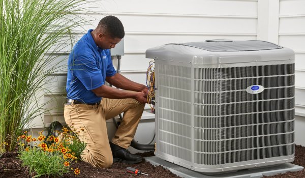 /carrier-ac-repair-technician-outdoor-unit-wiring_so2zgg.jpg