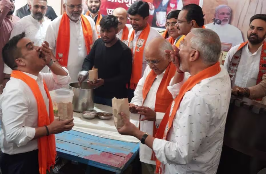 પશ્વિમ બંગાળમાં ભાજપનો વિજય: ગુજરાતના CM અને ડેપ્યુટી CM એ પાઠવ્યાં અભિનંદન, ઝાલમુરીનો માણ્યો સ્વાદ slide 1