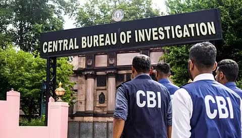 બે CGST અધિકારીઓ લાંચ કૌભાંડમાં ફસાયા, CBI એ છટકું ગોઠવીને રંગે હાથ પકડ્યા slide 1