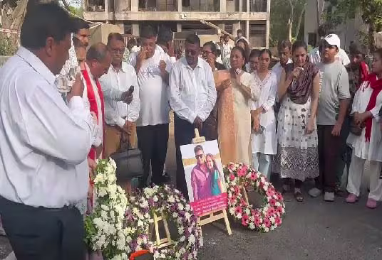 વિમાન દુર્ઘટનાનો ભોગ બનેલા લોકોના પરિવારોએ પ્રિયજનોને યાદ કર્યા, મૃતકો માટે સ્મારક બનાવવાની માંગ slide 1
