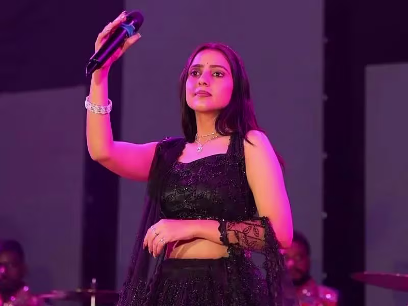 કિંજલ રબારીના પ્રેમ લગ્નનો મુદ્દો ફરી ગરમાયો, કોર્ટ બહાર અશોક ચૌધરી પર જીવલેણ હુમલાનો પ્રયાસ slide 1