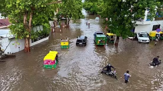 ગુજરાતમાં પૂરનો કહેર: બે દિવસમાં 30 લોકોનાં મોત, અમદાવાદમાં 20 વર્ષમાં સૌથી વધુ વરસાદ નોંધાયો slide 1