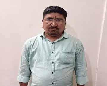 ACB ટ્રેપમાં રેવન્યૂ તલાટી લાંચ લેતા ઝડપાયા, રૂ. 40,000 ની કરી હતી માંગણી slide 1