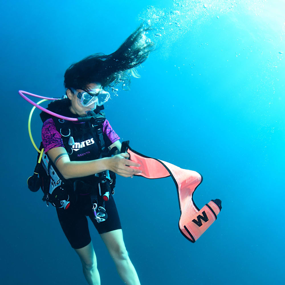 Koh tao divers student deploying surface marker buoy during advanced adventurer diving cours