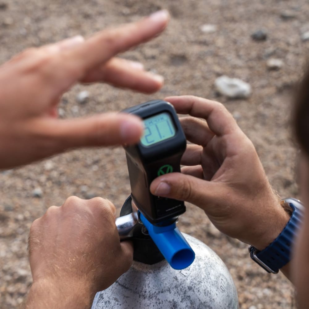 Koh Tao Divers instructor demonstrating how to analyze Nitrox tank oxygen levels.