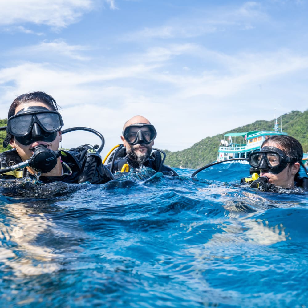 Koh Tao Divers students floating at surface during open water training