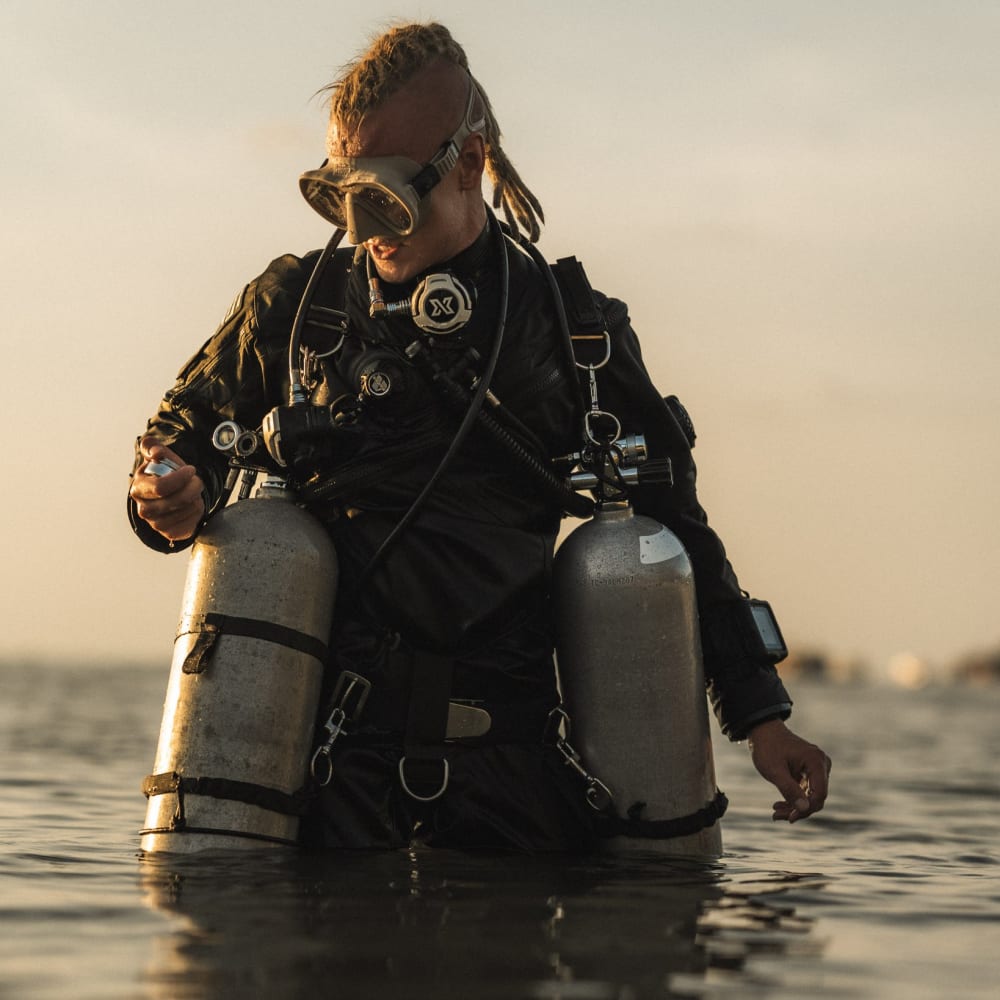 Koh tao divers diver on the surface with multiple tanks.