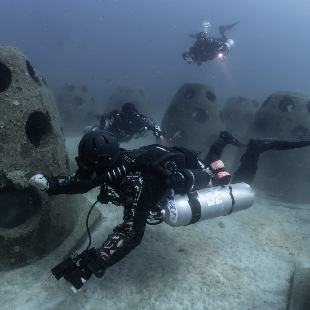 Koh Tao Divers group of CCR divers on the ocean floor during a training dive