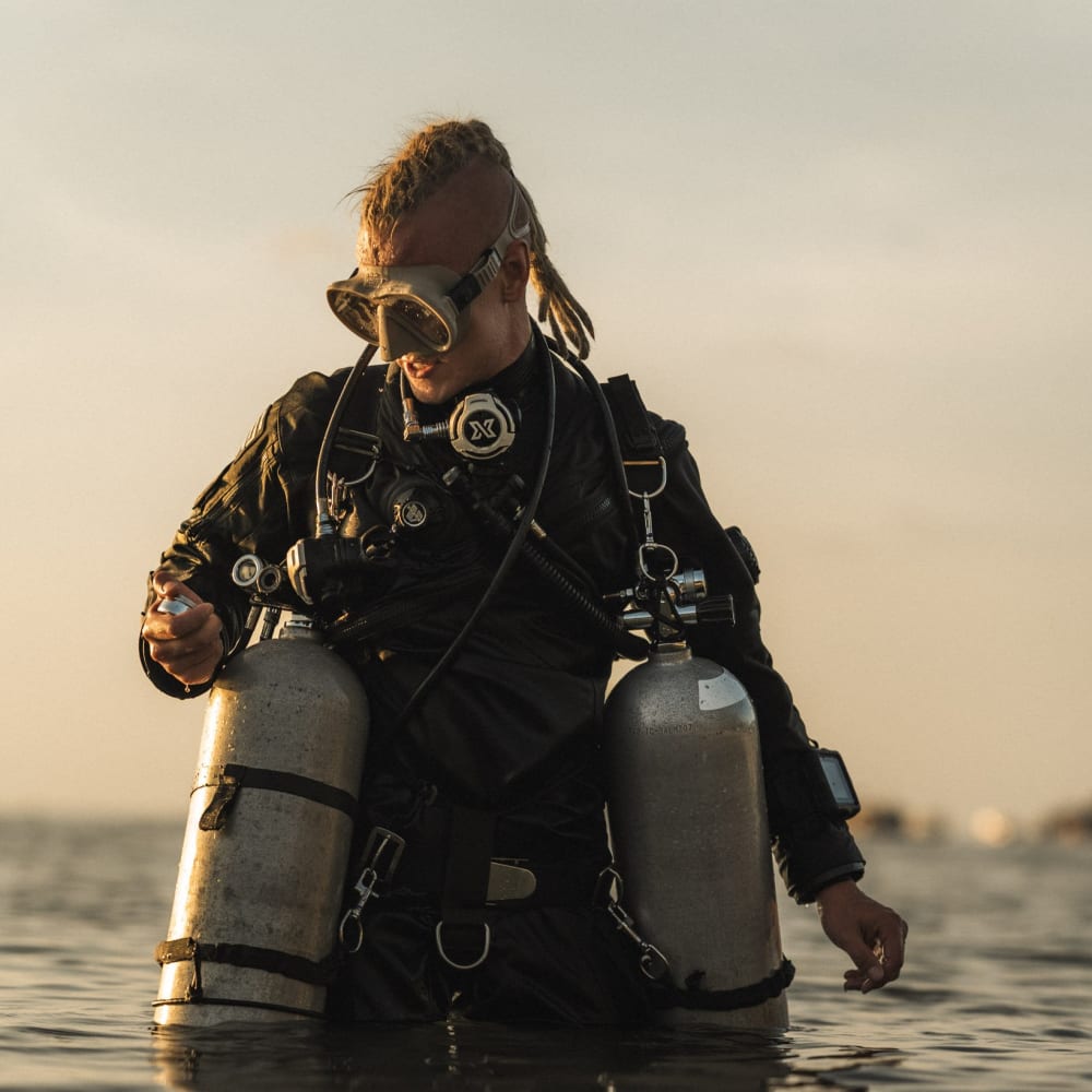 Koh tao divers diver with sidemount configuration in shallow water
