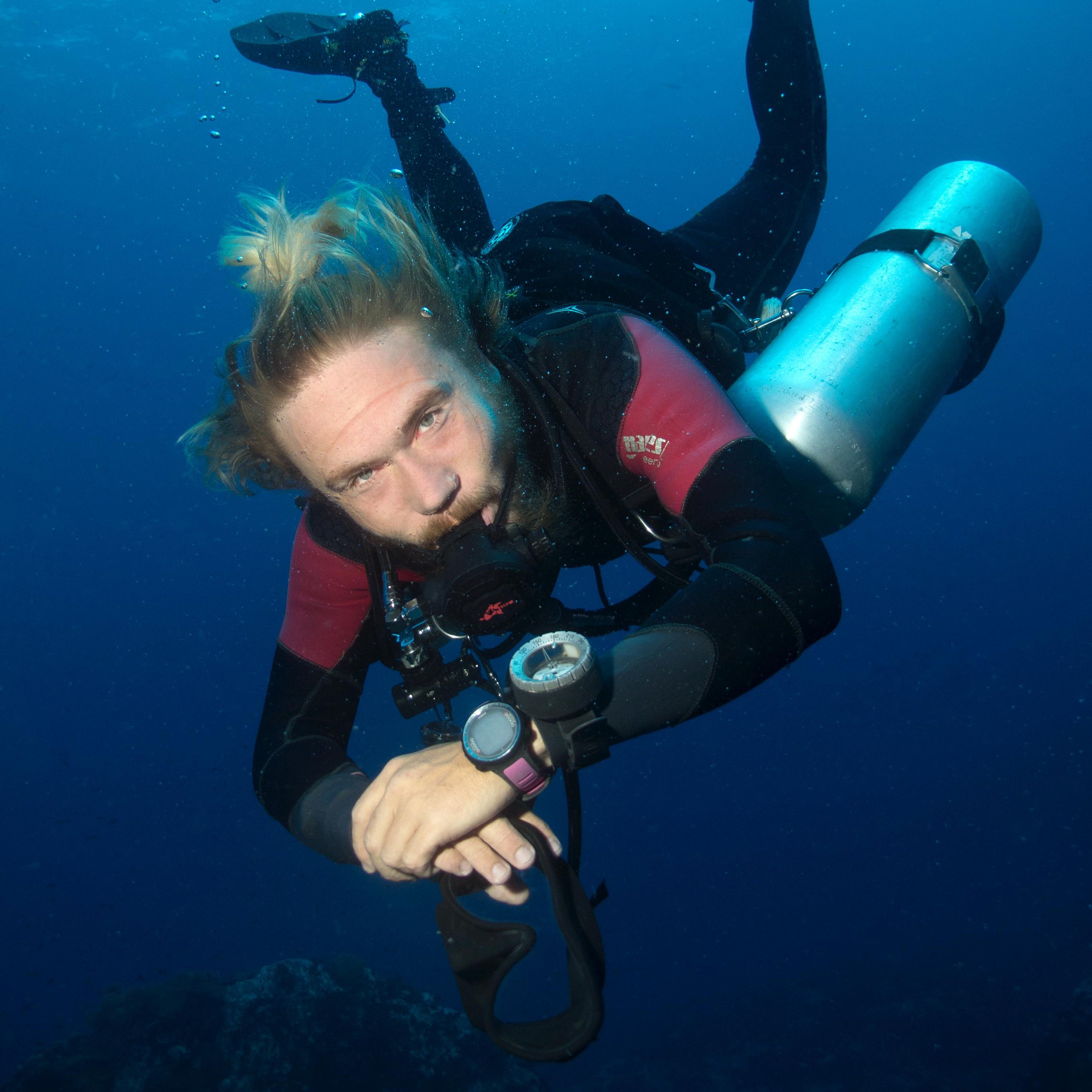 Koh Tao Divers A diver learns to clean his mask underwater