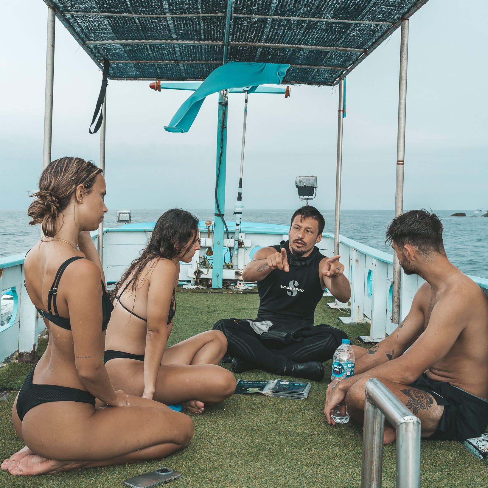 Koh Tao Divers Instructor keeps briefing to divers