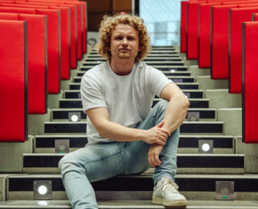DR BOHL: "SOLO": EIN TINDER TAGEBUCH - IN 5 AKTEN - Mon, Nov 02, 2026, 19:30 at Treibhaus, Angerzellgasse 8 Am Volksgarten, 6020 Innsbruck, Österreich