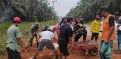 Bersama Masyarakat, Babinsa Sekuningan Baru Gotong Royong Timbun Jalan Berlubang