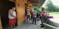 Wujud Kepedulian Kades Bersama Babinsa Rangan Tate Berikan Tali Asih Ke Warga Isolasi Mandiri