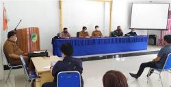 Menindaklanjuti Penanganan Covid-19, Babinsa Koramil 1013-01/Kandui Hadiri Rapat Pembentukan Relawan Covid-19.