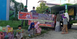 Gunakan SIKOMOS, Babinsa Koramil 1013-03/Teweh Tengah Ajak Masyarakat Membaca Sekaligus Sosialisasi Prokes.