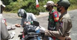 Babinsa Koramil 1013-07/Puruk Cahu Bersama Aparat Gabungan Lakukan Penyekatan Mudik Lebaran.