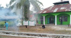 Sambut Ramadhan, Babinsa Koramil Bukit Batu Ajak Warga Bersihkan Lingkungan Masjid