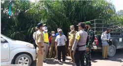 Hindari Permasalahan Antar Wilayah, Babinsa Kolam Pantau Pemasangan Patok Batas Desa