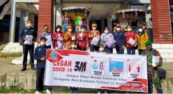 Babinsa Koramil 1012-04/Tamiang Layang Bagikan Masker Gratis Memperingati Hari Kesehatan Nasional Ke-56