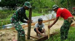 Anggota Kodim 1011/KLK Lakukan Pembersihan Jalan Usaha Tani Di Lokasi TMMD