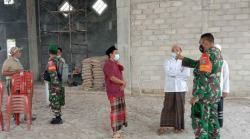 Danramil Arsel Serahkan Bantuan Semen Untuk Masjid