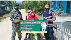 Babinsa Koramil 1013-08/Muara Laung Terapkan Disiplin Protkes Covid-19.