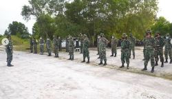 Prajurit Korem 102/Pjg melaksanakan latihan menembak senjata ringan