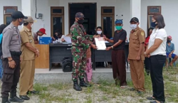 Babinsa Koramil 1016-03/Sepang dan Bhabinkamtibmas Polsek Sepang Kawal Penyaluran BLT-DD Tahap -III Desa Tumbang Empas, Kecamatan Mihing Raya