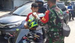 Kodim Palangka Raya Bagikan Masker Gratis Kepada Pengendara dan Pedagang Jalan Rajawali