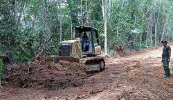 Maksimalkan Pembuatan Jalan Satgas TMMD Awasi Operator Kerja