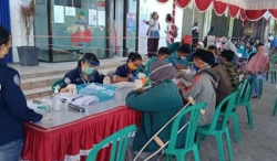 Babinsa Jajaran Kodim 1016/Palangka Raya Kawal Dan Dampingi Proses Penyaluran BLT Pemprov Kalteng