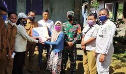 Peduli Warga, Koramil 1013-08/M Laung Dampingi Pembagian BLT