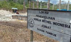 Pererat Kemanunggalan TNI Dan Rakyat Babinsa Bersama Warga Kerja Bhakti Pembangunan Gereja