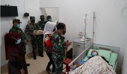 Kepedulian seorang Pimpinan: Danrem 102/Pjg Berikan Motivasi Anggota Yang Sakit
