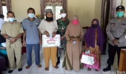 Koramil 1015-16/Pbh peduli terhadap warganya dengan dampingi pembagian BLT