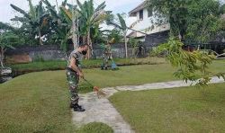 Danramil Pahandut Bersama Anggota Laksanakan Pembersihan Lingkungan Makoramil