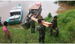 Anggota Satgas Sangat Semangat Angkut Bahan Material Sasaran Fisik TMMD ke-111 Kodim 1013/Mtw