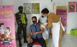 Pastikan Vaksinasi Covid 19 Untuk Lansia Berjalan Lancar, Babinsa Permata Kecubung Lakuakan Pemantauan di Lokasi