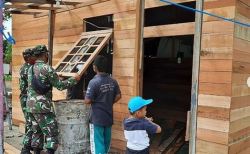 Babinsa Koramil Kurun Rehab Rumah Warga Binaan