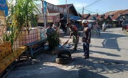 Ditengah Pandemi Covid-19, Babinsa Tetap Semangat Melaksanakan Gotong Royong