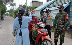 Cegah Covid-19, Babinsa Koramil 1013-01/Kandui Bersama Tim Satgas Covid-19 Lakukan Penyemprotan Disinfektan.