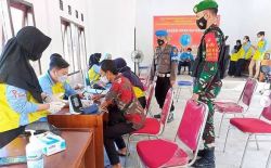 Babinsa Riam Durian Monitoring Pelaksanaan Vaksinasi Kepada Tenaga Pendidik